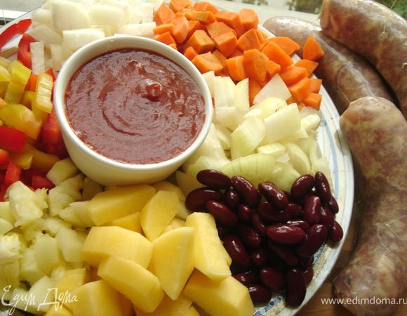 Фасоль замочить на ночь.Сварить фасоль до готовности(не разваривать). Все овощи нарезать произвольно.