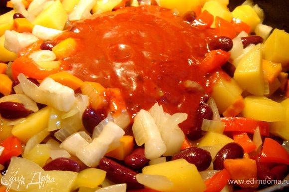 Обжарить овощи в толстостенной посуде до готовности картофеля.Добавить томат,фасоль,бульон и ещё немного прогреть.