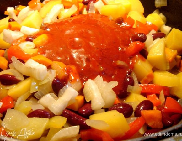 Обжарить овощи в толстостенной посуде до готовности картофеля.Добавить томат,фасоль,бульон и ещё немного прогреть.