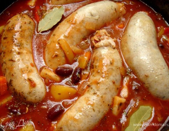 Добавить колбаски,тмин и майоран.Варить на среднем огне до готовности колбасок.