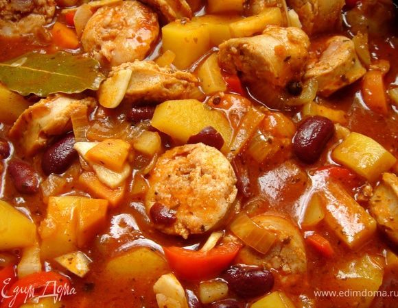 Готовые колбаски извлечь из кастрюли и нарезать на удобные кусочки.Отправить колбаски обратно в суп.Посыпать резанным чесноком.