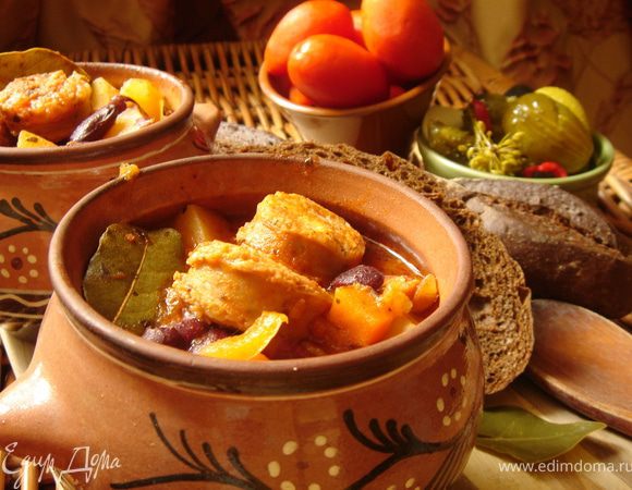 Подать айнтопф можно в глиняном горшке или порционных горшочках с ржаным хлебом и солениями.Приятного аппетита!