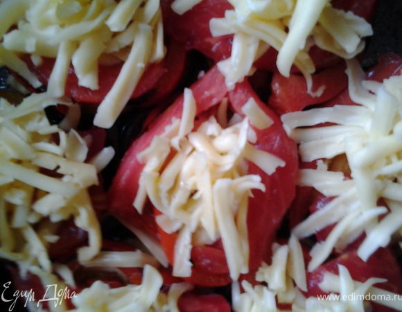 Сверху посыпать тертым сыром. Не забывать присаливать немного.