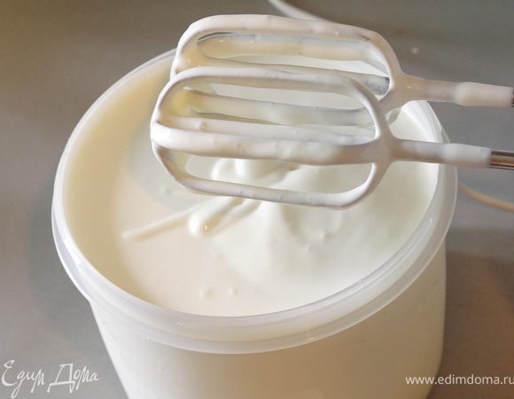 Охлаждённую сметану взбить с сахарной пудрой до пышности.