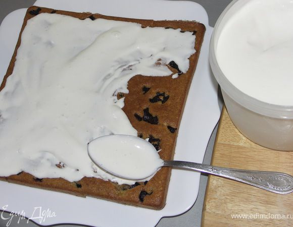 Одновременно наносим крем на первый и второй корж толстым слоем.