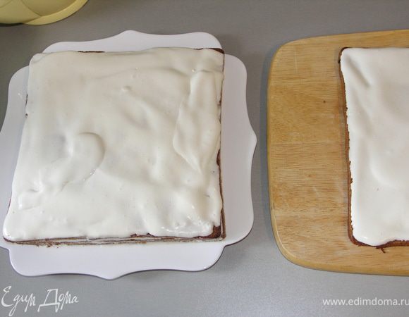 Даём крему чуть подсохнуть 5-10мин(Коржи можно начать смазывать пока последний ещё печётся.Самое главное чтобы они не были горячими)