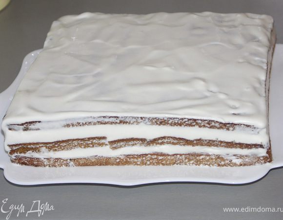 Потом очень аккуратно укладываем второй корж на первый,стараясь не придавливать.Мажем кремом второй и третий корж.Подсох крем.Соединяем и намазываем третий корж.