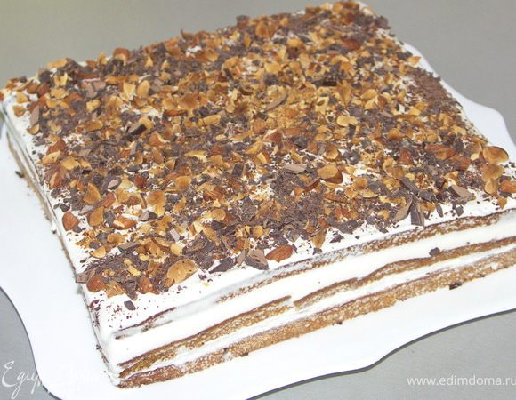 Сверху посыпаем рубленным миндалём и тёртым шоколадом.