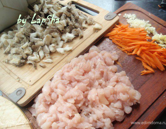 Все ингредиенты нужно заранее приготовить, поскольку блюдо готовиться очень быстро и нарезать в процессе не получится. Грудку надо нарезать очень мелко, практически порубить чуть ли не в фарш. Морковку нарезать полосками. Имбирь и чеснок мелко нашинковать. Грибы порезать на небольшие кубики. В оригинальном рецепте используют гриб Муэр, Он же китайский сморчок, он же «древесные уши», его запах чуть-чуть отдаёт дымком. Перед использованием его нужно вымочить в теплой воде до размягчения и разбухания в несколько раз (это займёт около 2-3 часов), а затем хорошенько промыть. Я к сожалению этот гриб у нас не нашла. Так же можно использовать грибы шитаке, но они дороговаты. Я думаю, что тут можно использовать любые грибы. Причем как сухие так и свежие. Я же взяла свежие вешенки.