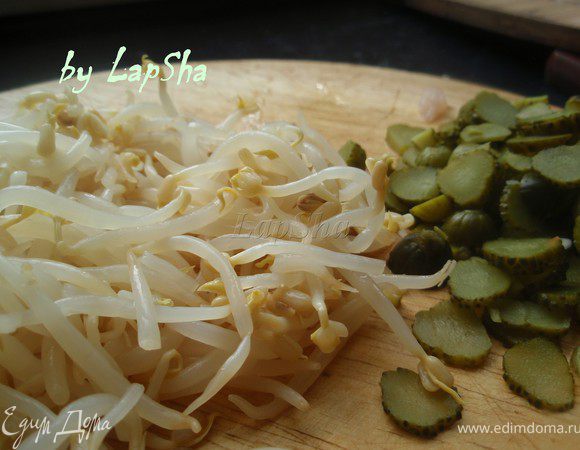 Корнишоны порезать кружочками, промыть от маринада ростки бобов. Консервированные ростки бобов я нашла в отделе консервов рядом с фасолью. Они мягкие, нежные, со слегка уловимым вкусом. Думаю их можно заменить на фасоль, стручковую или белую консервированную.  Но лучше все же найти именно их, мне кажется, что у нас нет им достойного эквивалента.