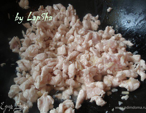 Курицу добавить в сковороду и немного прижать. Далее постоянно помешивать, чтобы она не приставала ко дну и была рассыпчатая.