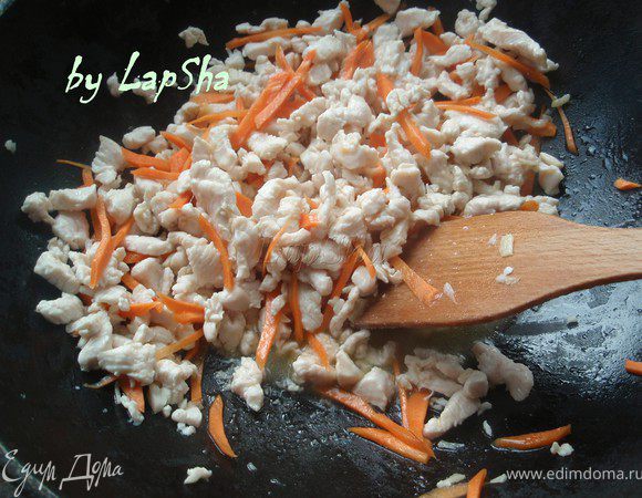 Когда вся курочка побелеет, добавить вино или как в моем случае херес. Затем морковь и продолжать помешивать в течении 2 минут.