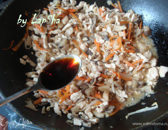 Теперь добавить соевый соус и черный перец. К этому времени почти все вино выпарилось, поэтому снова начинаем постоянно перемешивать. Тушим ещё 2-3 минуты.