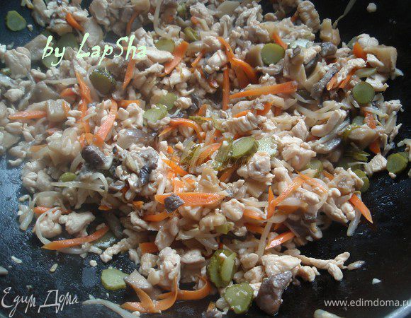 Добавляем огурчики, 1 ст.л. кунжутного или растительного масла и помешивая продолжаем готовить ещё немного.