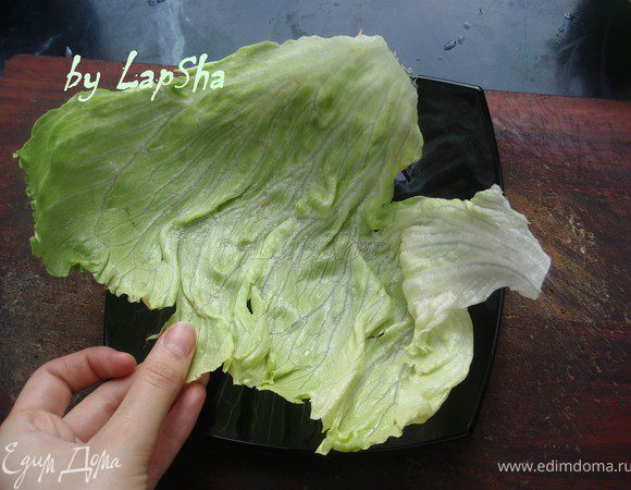 Выключаем плиту. Вок ещё продолжает готовить минуты 2-3, даже после выключения конфорки.  А мы пока подготовим листочки салата.