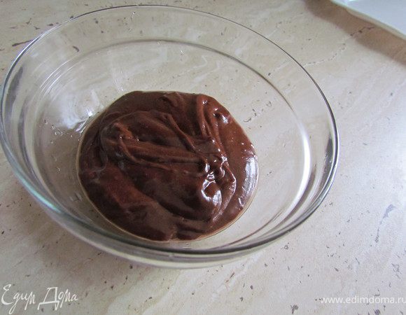 Полученное тесто выложить в форму для микроволновок! Я делила тесто пополам и выпекала в небольших пиалах. 