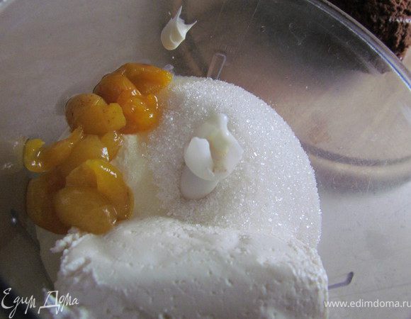 Крем можете использовать абсолютно любой! Я готовила творожный крем: смешала творог, сметану, йогурт, сахар и ягодки алычи из компота в блендере. 