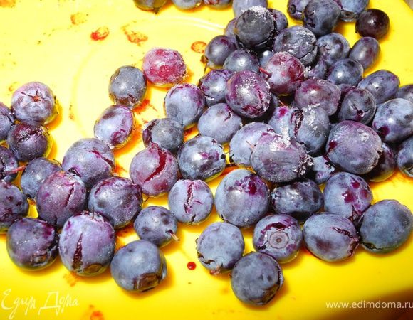 В одну часть добавить голубику.