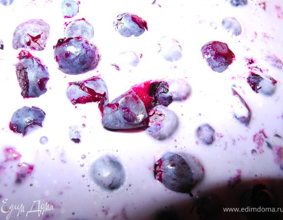 Хорошенько размешать. По мере смешивания смесь немного загустеет (если голубика мороженая).