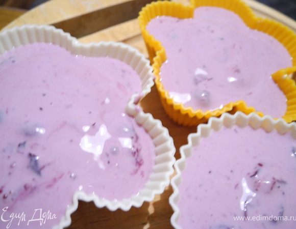 Затем наливаем сиренево-голубичную.