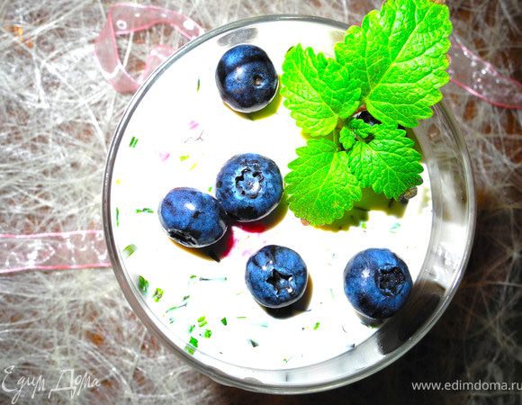 Ставим в холодильник на 12 часов или на ночь. Если панна котта в бокале, то можно сразу подавать, если в силиконовых формочках - сначала опустить на минутку в горячую воду, а потом перевернуть на тарелку. Buon appetito!