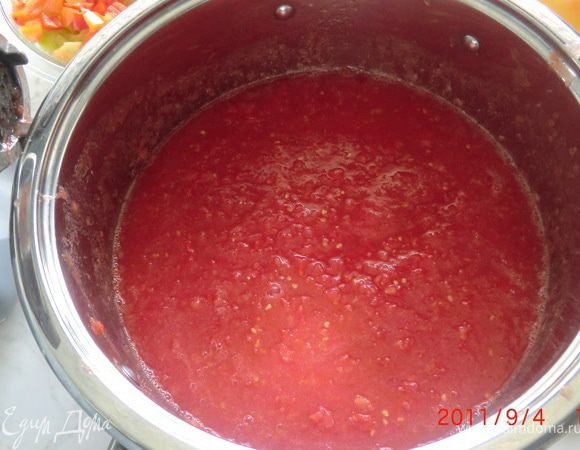 Помидоры пропустить через мясорубку и поставить на огонь