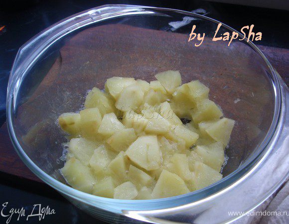 Поставить на огонь кастрюльку, опустить яблоки, 1 стопку воды, ванилин или стручок ванили. Оставить на маленьком огне под крышкой.