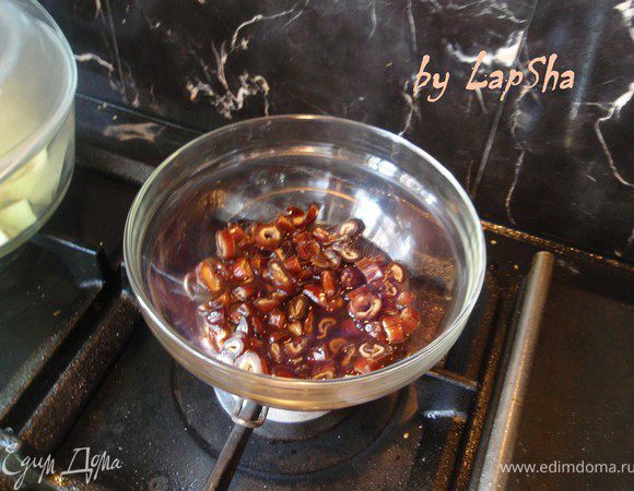 Поместить финики в сотейник, поставить на огонь. Влить коньяк и поджечь. Эх, жаль огня не видно на фото, было красиво)) Должно немного погореть затем пламя можно задуть, а огонь на плите выключить. Половина коньяка выпарится, а остальная пропитает финики.  