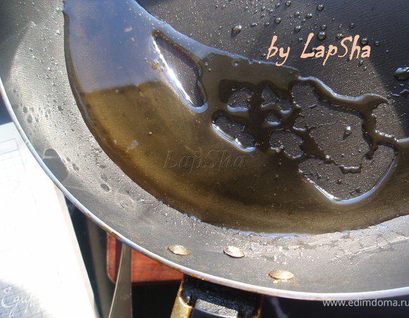 Яблоки за время наших манипуляций с огнем уварятся практически в пюре. Их можно выключить, достать стручок ванили. Приготовим для них карамель. Для этого на сковороде или в сотейнике разогреем 2 ст.л. сахара с 1ст.л. воды. Мешаем, сахар должен полностью растаять и приобрести карамельный цвет.