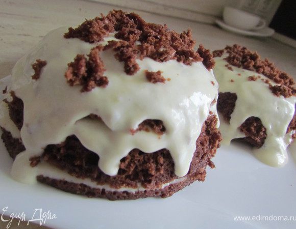 Можно дополнительно пропитать тортик сиропом или алкоголем. Один я пропитала фруктовым сиропом, а второй кофе с ромом.