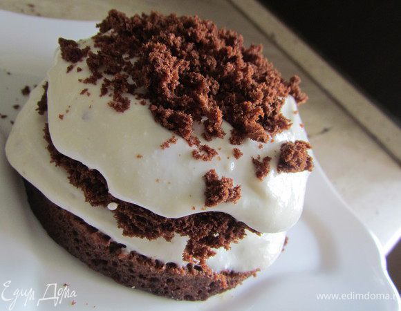 Собираем тортик! Все элементарно: промазываем кремом все коржи, а сверху я посыпала крошками, которые остались на посуде после выпечки. Можно кушать и сразу, а можно дать постоять часок! Мой вывод - если очень хочется тортик или внезапно идут подружки на чай, этот тортик Вас определенно выручит и удивит гостей! Мне очень понравился! Попробуйте, это займет минут 7 ;)))