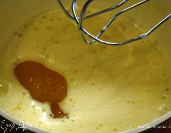 Смешать кефир с содой, дать постоять мин. 10-15. Взбить яйца с солью. Добавить мед. Взбить до растворения меда. Для сладкоежек можно добавить еще сахарку. Нам с дочей было в самый раз, а папа наш медиком потом еще поливал. Худеющим сладкоежкам оставить как есть.