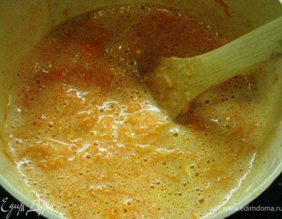 На мелкой терке натираем морковь. В кефир добавляем раст. масло, перемешиваем и вместе с творогом отправляем в яично-медовую смесь. Перемешиваем до однородности. Далее - специи и морковь. На этом этапе я мешала уже деревянной лопаткой.