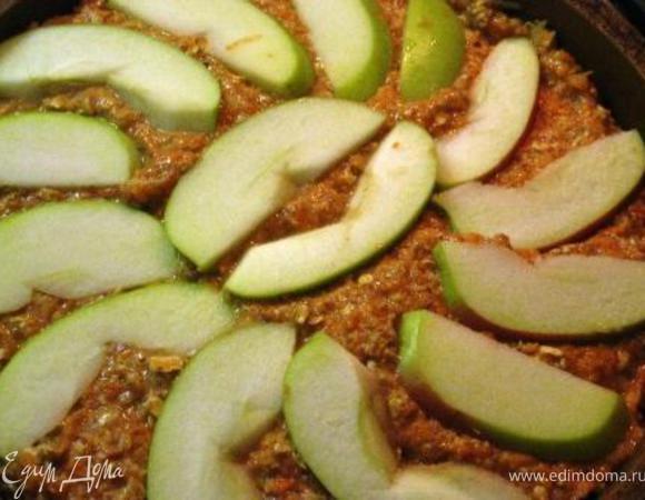 Выливаем его в форму, я украсила яблочными пластинками.