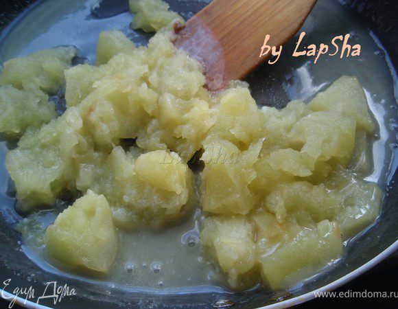 Добавим яблоки и подержим немного на огне, помешивая. 