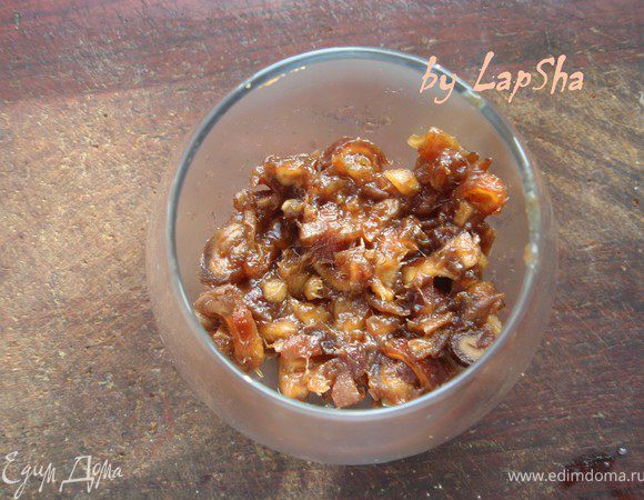 Осталось только собрать все ингредиенты. На дно креманки или бокала выложим "пьяные финики". 