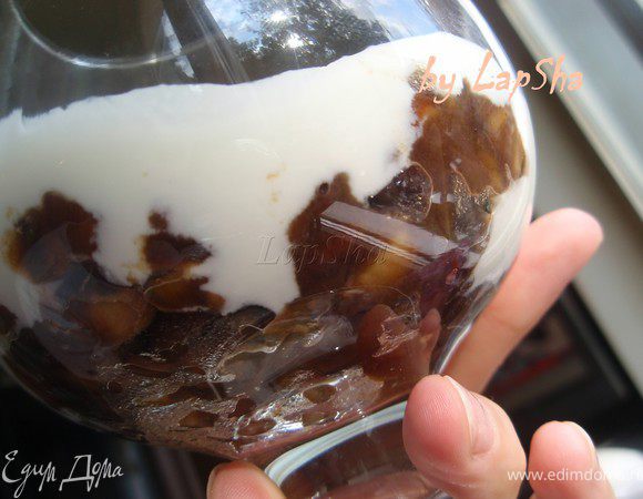 Сверху аккуратно уложим 3 ст.л. греческого йогурта.