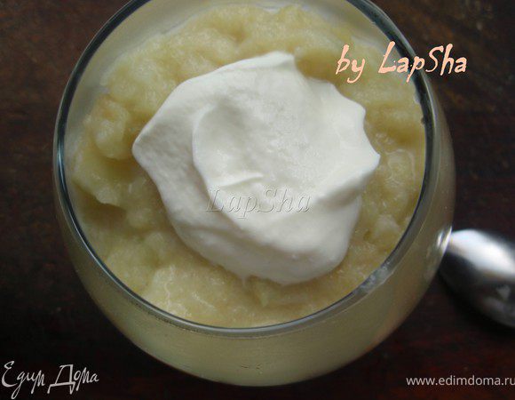 На него очень аккуратно выложим пюре из яблок, так чтобы оно не смешалось с йогуртом. И последний слой ещё 3 ст.л. йогурта.