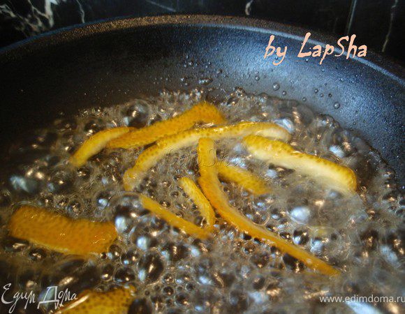 Для украшения, аромата и вкуса сделаем цедру апельсина в карамели. Для этого 1ст.л. сахара нагреем с 0,5 ст.л. воды. Подождем пока сахар начнет пузыриться, добавим цедру и немного вместе прожарим, главное постоянно помешивать и не дать карамели подгореть.   