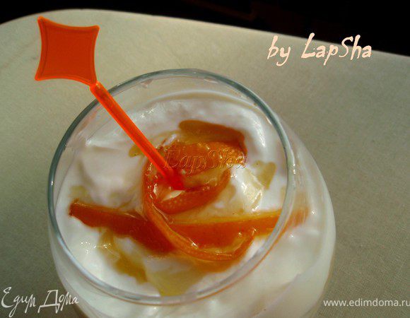 Завершающий шаг: выкладываем ароматную цедру сверху на йогурт и наливаем сладкую карамель. Можно угощаться, приятного аппетита и стройной талии!