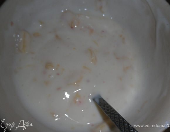 Рассол немного подогреть, всыпать 1 ст. муки, сахар, соду, ванилин и перемешать.Добавить  сухофрукты