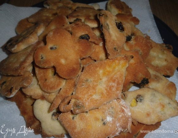 Добавить остальную муку.Замесить тесто, чтобы оно не липло к рукам.Раскатать в пласт  около 5 мм и вырезать печеньки.
Наколоть вилкой и выложить на противень, смазанный маслом.
Выпекать 10-15 мин. при 180 градусах.
Приятного аппетита!!!