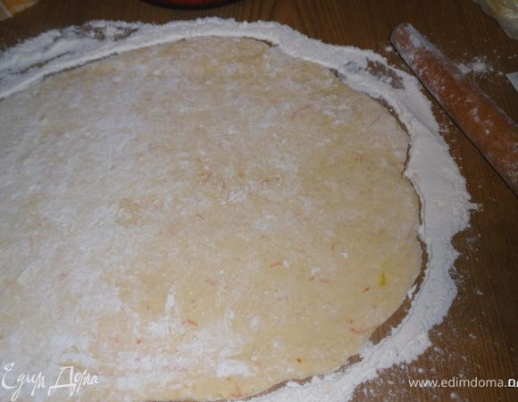 С апельсина стереть цедру и выжать сок.
Муку смешать с разрыхлителем, ванилином и цедрой.
В отдельной миске смешать масло, сметану, яйца.Всыпать муку и замесить тесто, постепенно подливая сок.

Скатать тесто в шар и убрать минут на 30 в холодильник.

Раскатать тесто в пласт толщиною около 1 см.
