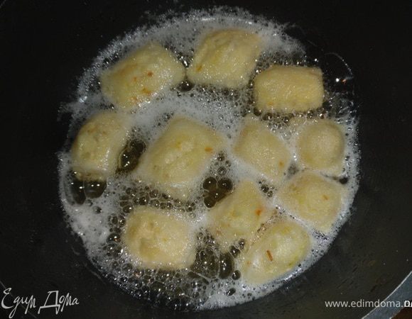 Обжарить квадратики во фритюре.Они при этом раздуются и станут похожи на настоящие пуховые подушечки!!!
Обжаривать до золотисто-коричневого цвета.
