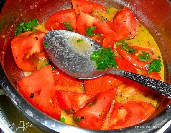 Перемешать содержимое миски.Если помидоры мелкие разомните их руками,просто надавите пальцем,чуть раздавив его.Попробуйте,при необходимости добавьте соль,перец или уксус.