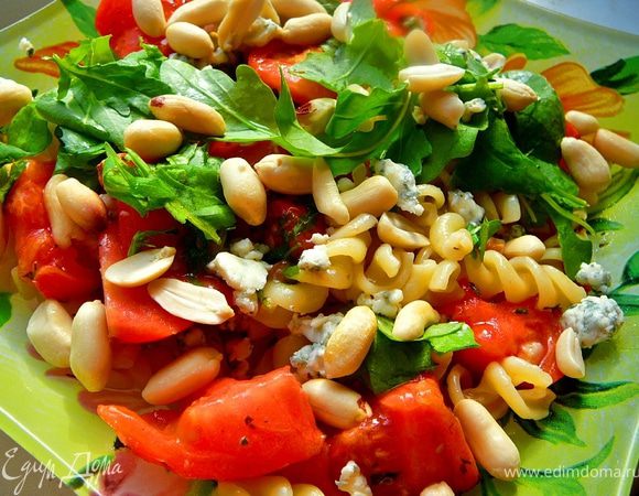 Выложить на тарелку,порвать поверх руколу,присыпать поломанным мелко ДорБлю и арахисом или кедровыми орешками. 