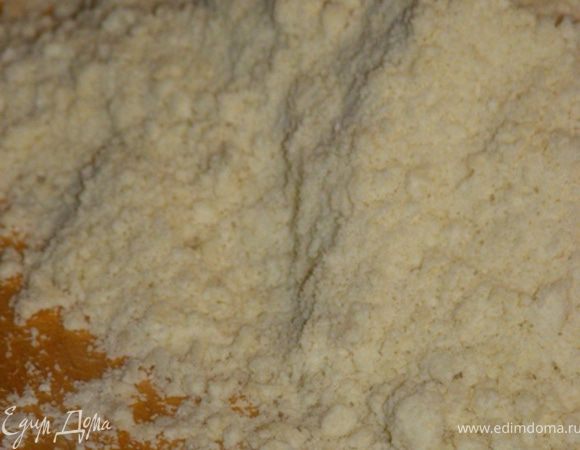 Кончиками пальцев слегка замесить, чтобы масло и мука перемешались.