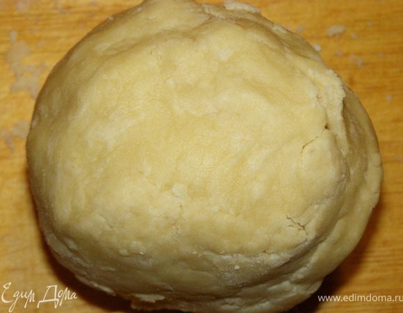 Смочить водой, перемешивая. Замесить ладонью тесто. Эта операция должна производится очень быстро - тесто от этого будет только лучше. Можно оставить тесто лежать день, скатав его в шар и прикрыв миской.