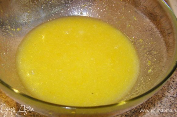 Готовим начинку: смешать яйцо с сахаром, натертой цедрой лимона, соком лимона и растопленным сливочным маслом.
