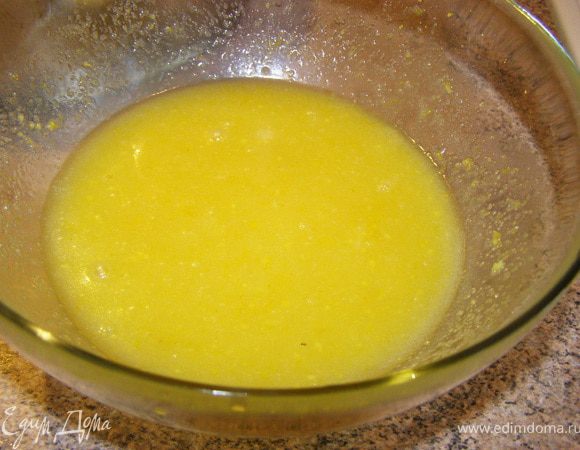 Готовим начинку:
смешать яйцо с сахаром, натертой цедрой лимона, соком лимона и растопленным сливочным маслом.